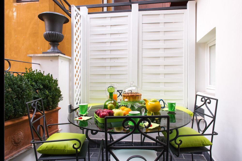 Domus Spagna Capo Le Case Bed and breakfast